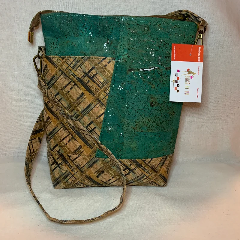 Polished Style Deals Uniquely styled all cork crossbody bag.