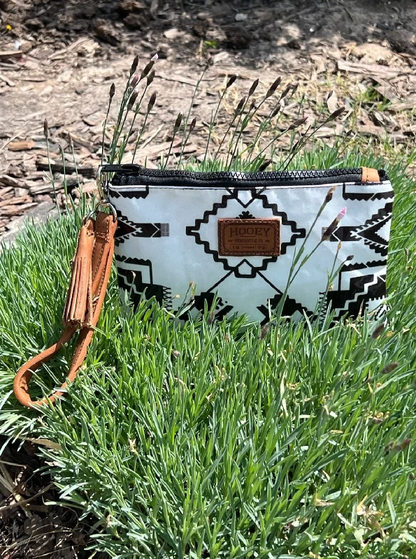 Casual Chic Deals Whiteriver Black & White Aztec Pattern Wristlet